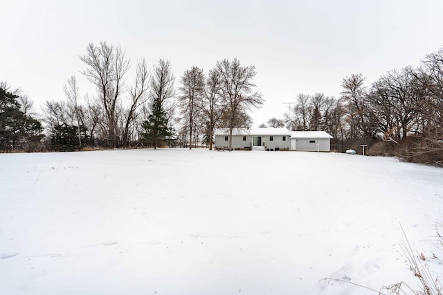 view of yard layered in snow