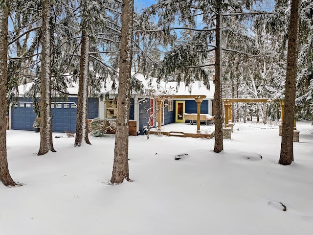 view of front facade featuring a garage