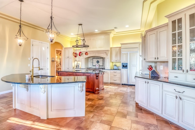 kitchen with pendant lighting, backsplash, a kitchen island with sink, crown molding, and a breakfast bar area