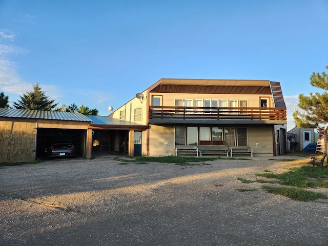 view of front facade featuring driveway
