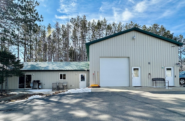 view of outdoor structure featuring an outbuilding and concrete driveway