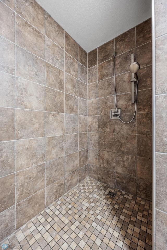 bathroom featuring tiled shower