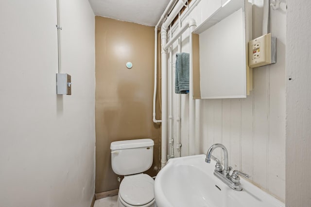 bathroom featuring toilet and sink