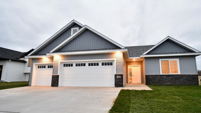 craftsman house featuring a garage and a front yard