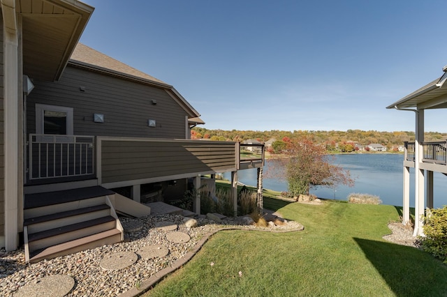 view of yard featuring a water view