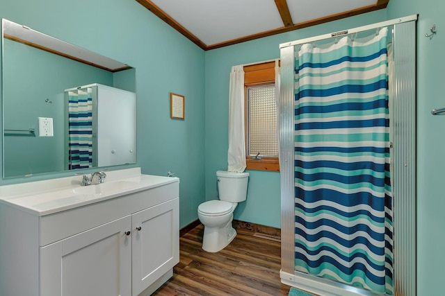 full bath with curtained shower, crown molding, toilet, and wood finished floors