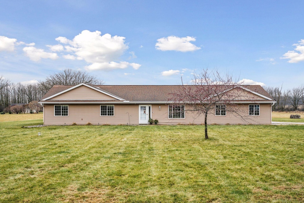 ranch-style home featuring a front lawn