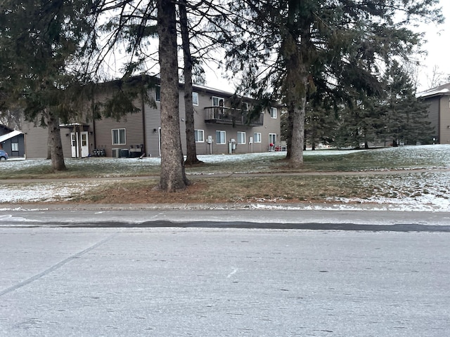 view of front of property featuring a balcony and cooling unit