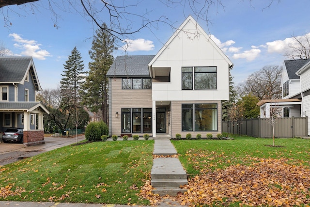 view of front facade featuring a front yard