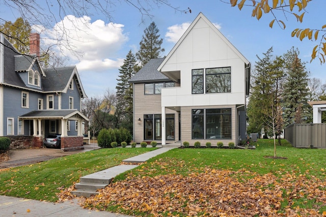 view of front of home featuring a front yard