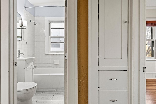 full bathroom with vanity, toilet, and tiled shower / bath