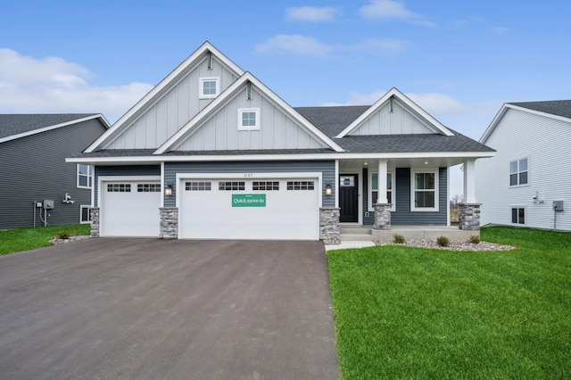 craftsman house featuring covered porch and a front lawn