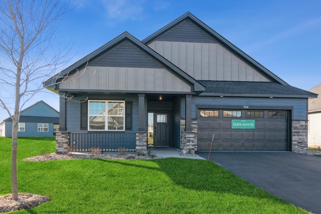 craftsman house featuring a garage and a front lawn