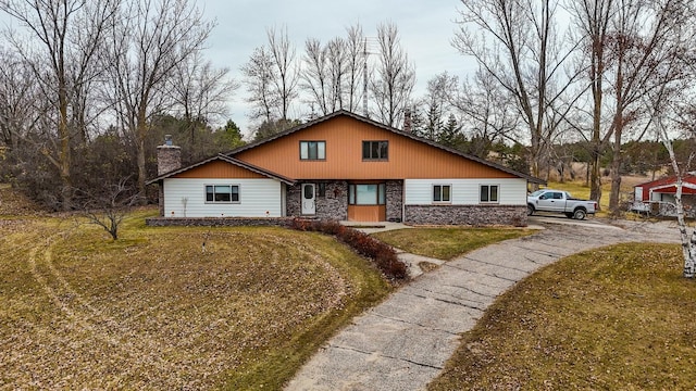 view of front of home featuring a front lawn