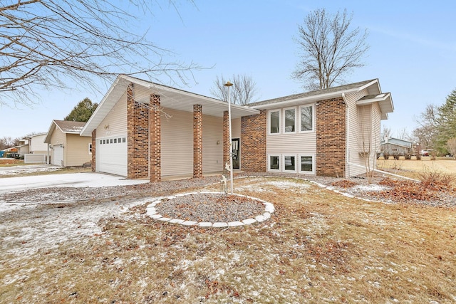 view of front facade featuring a garage