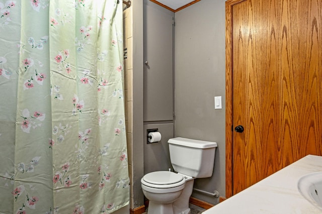 bathroom with toilet, vanity, and curtained shower