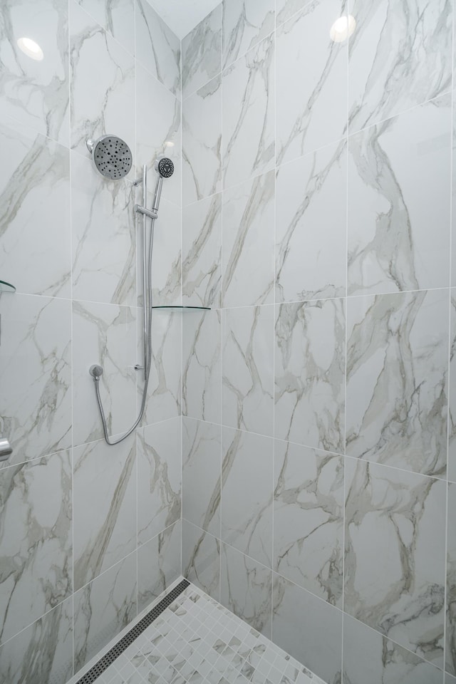 bathroom featuring tiled shower