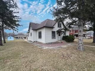 view of front of home featuring a front lawn