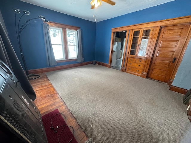 carpeted empty room featuring ceiling fan