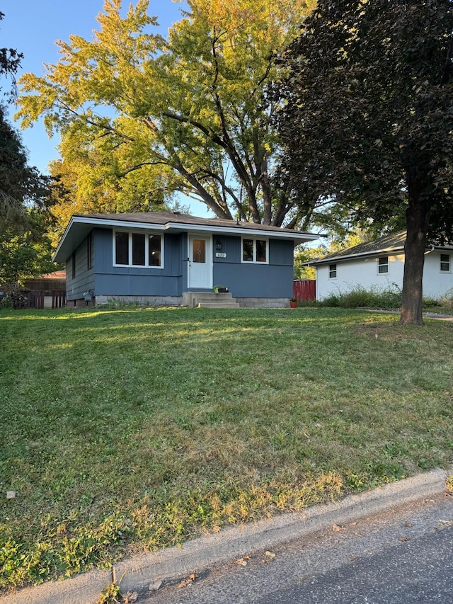 view of front of home featuring a front yard