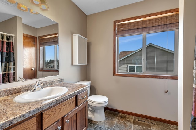 full bathroom featuring visible vents, toilet, vanity, and baseboards