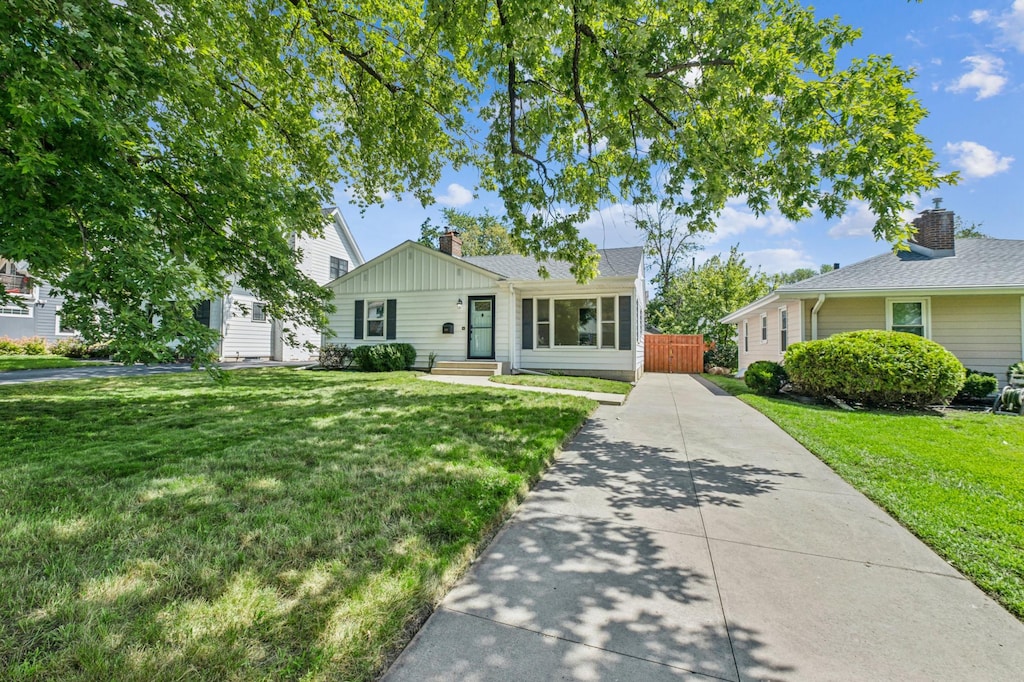 ranch-style house featuring a front yard