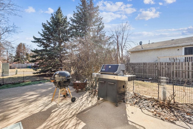983 County Road D E, Vadnais Heights, MN 55109 - view of patio with grilling area and fence