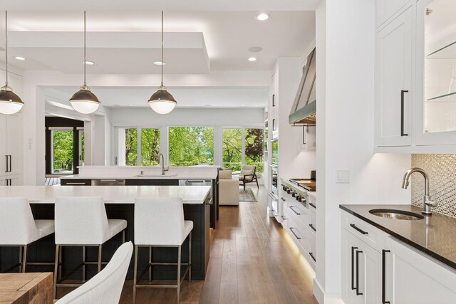 4540 Upton Ave S, Minneapolis, MN 55410 - kitchen featuring a sink, backsplash, a center island, a breakfast bar, and recessed lighting