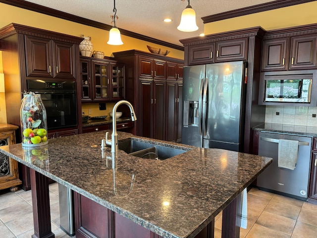 kitchen featuring appliances with stainless steel finishes, pendant lighting, a spacious island, and sink