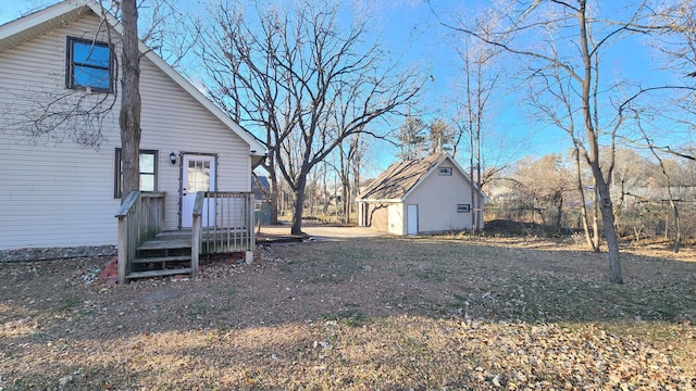 view of yard with an outdoor structure