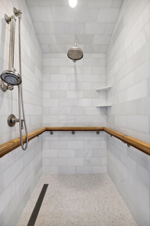 full bath featuring tiled shower