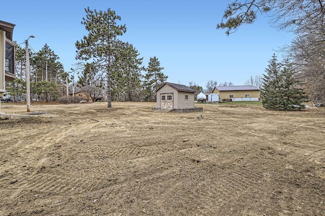 view of yard featuring a storage shed