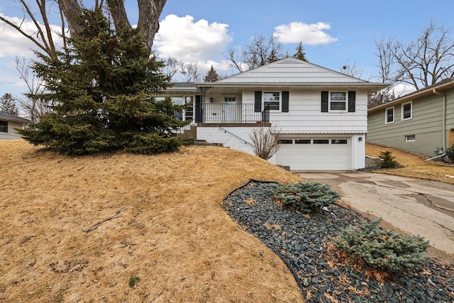 view of front of home featuring a garage and driveway