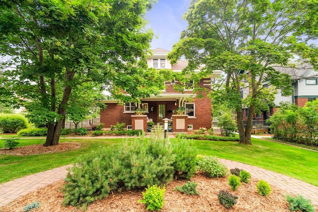 view of front of property with a front yard