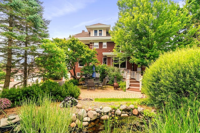 view of front of property featuring a patio