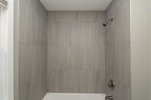 bathroom with tiled shower / bath