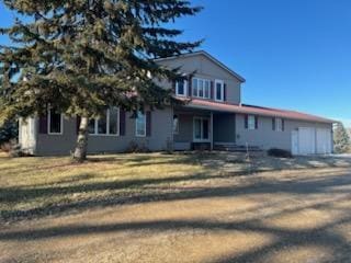 view of front of property with a front yard