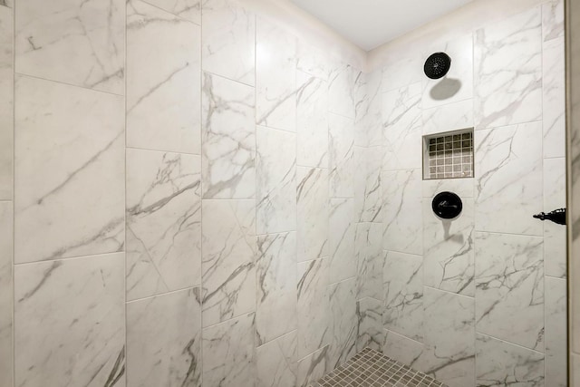 bathroom featuring tiled shower