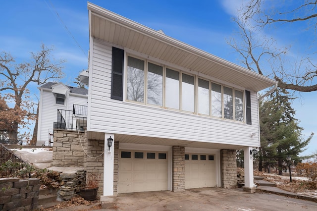 view of front of property featuring a garage