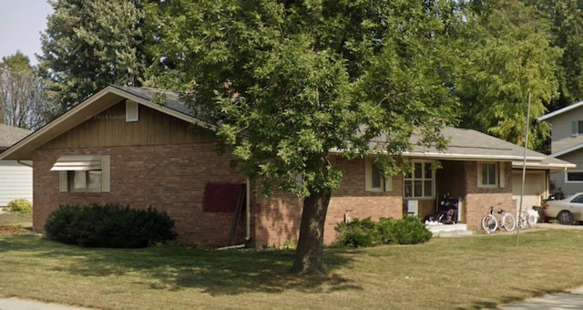 view of front of house with a front lawn