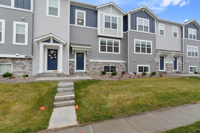 view of property featuring a front yard