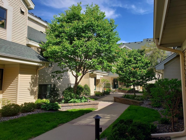 view of property's community featuring a lawn