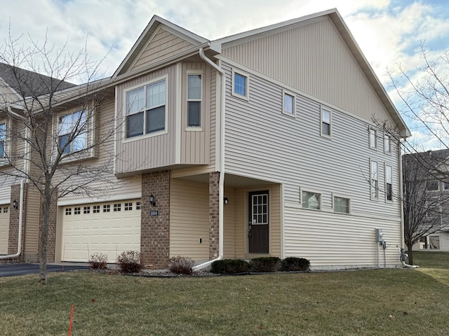 view of front facade featuring a front yard and a garage