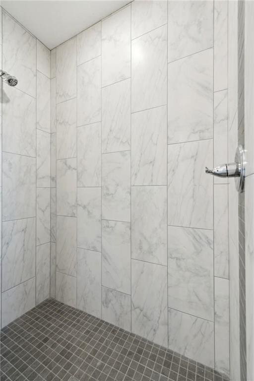 bathroom featuring tiled shower