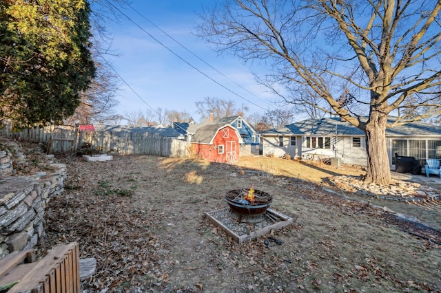 view of yard featuring an outdoor structure