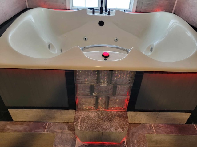 436 6th Ave SW, Cambridge, MN 55008 - bathroom featuring a whirlpool tub