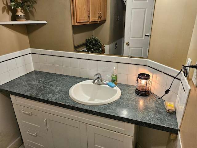 436 6th Ave SW, Cambridge, MN 55008 - bathroom featuring vanity and backsplash