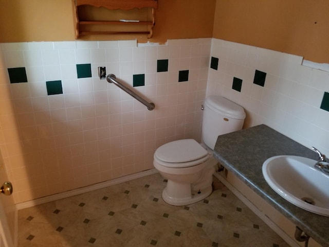 436 6th Ave SW, Cambridge, MN 55008 - bathroom featuring tile walls