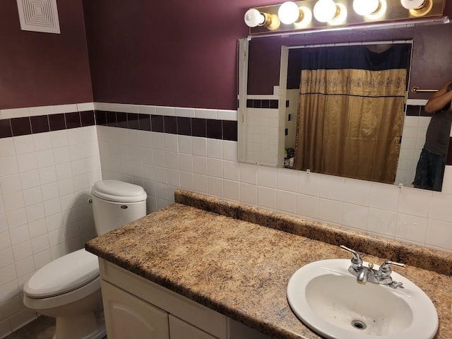 436 6th Ave SW, Cambridge, MN 55008 - full bathroom with tile walls, vanity, and a shower with shower curtain