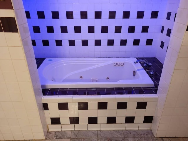 436 6th Ave SW, Cambridge, MN 55008 - bathroom with a tub with jets